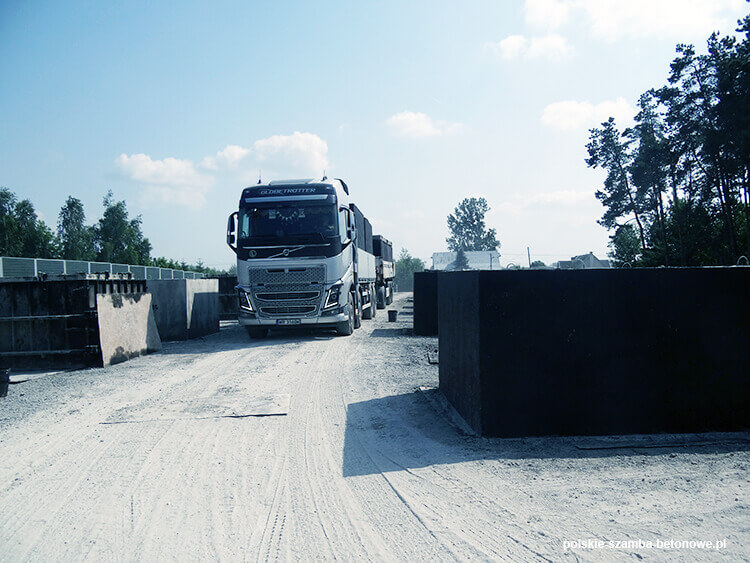 Transport szamb betonowych  w Zgierzu